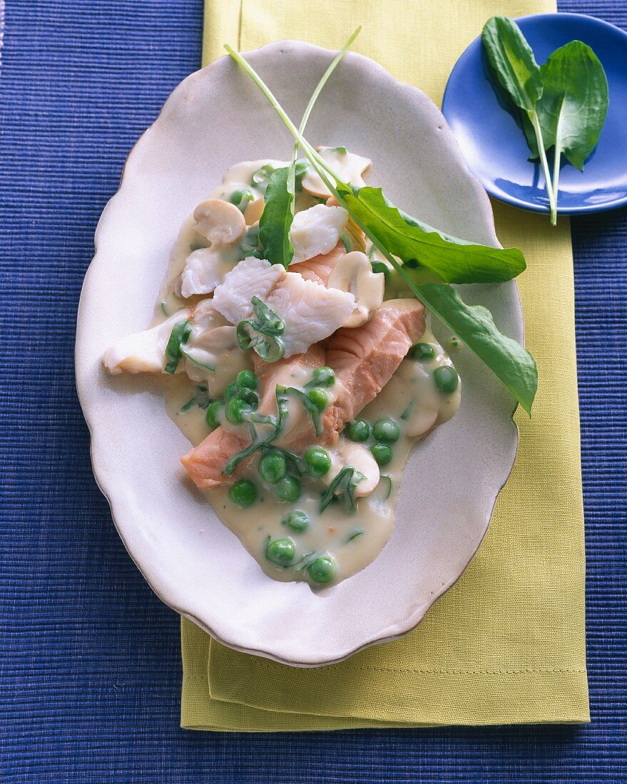 Geschnetzeltes von Lachs und Zander mit Erbsensauce und Kräutern