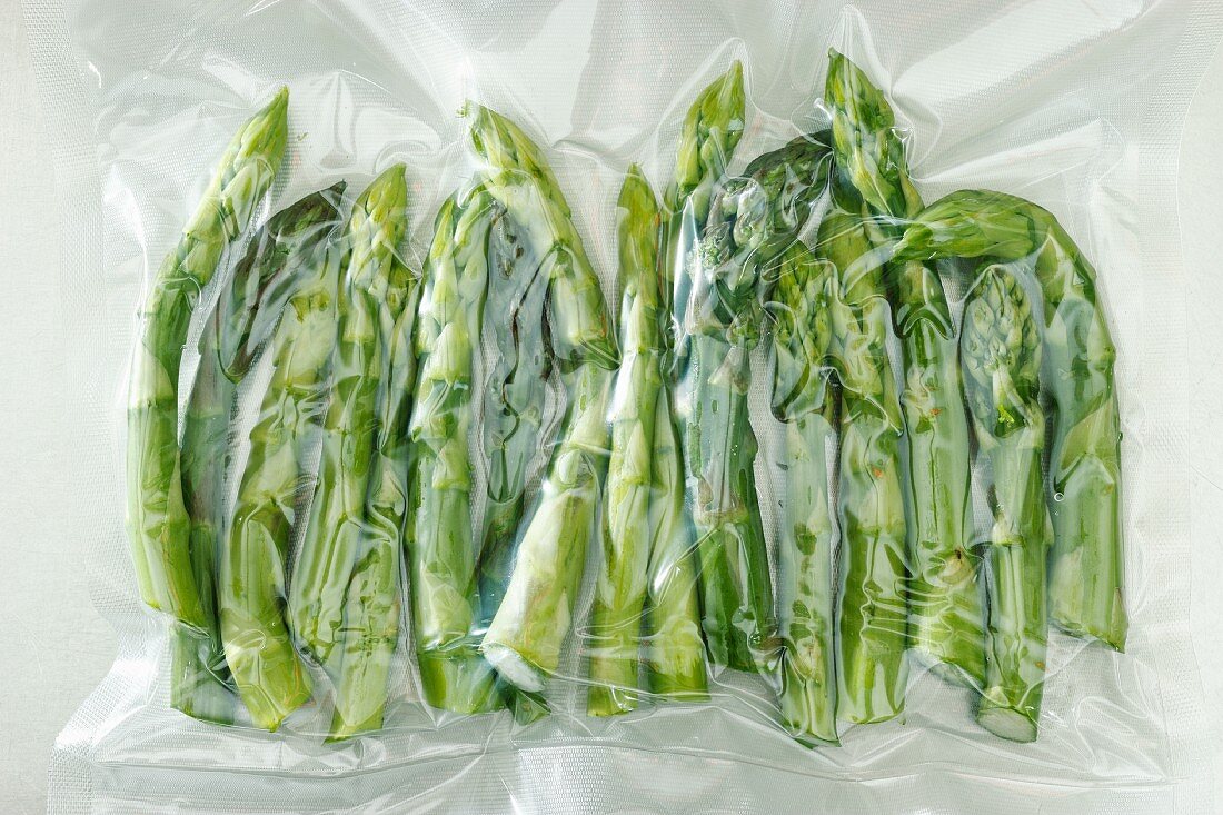 Vacuum-packed green asparagus