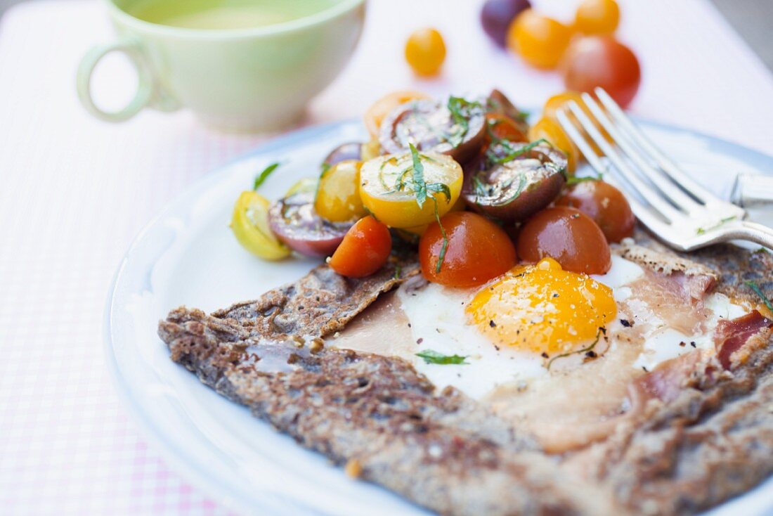 Galette mit Schinken, Spiegelei & Mini-Heirloom Tomaten (Bretagne)