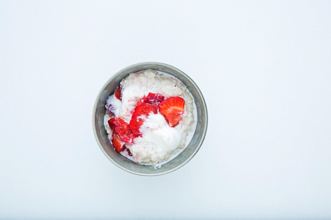 Rice pudding with tonka beans and strawberries