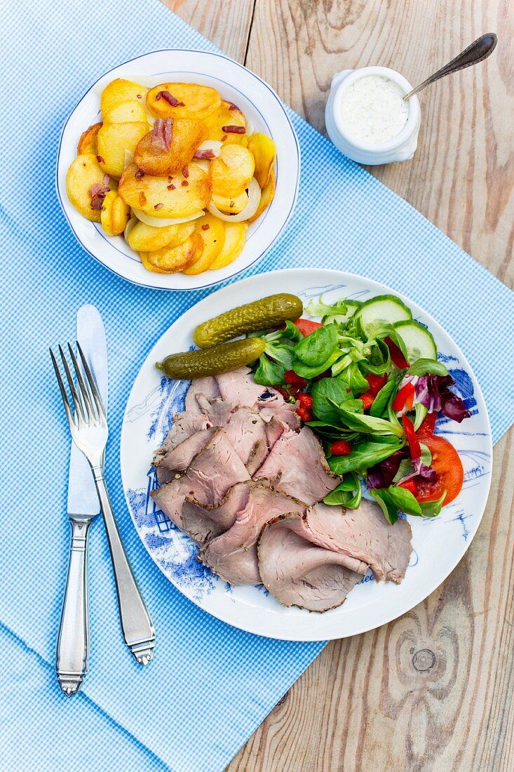 Roast beef with fried potatoes and remoulade