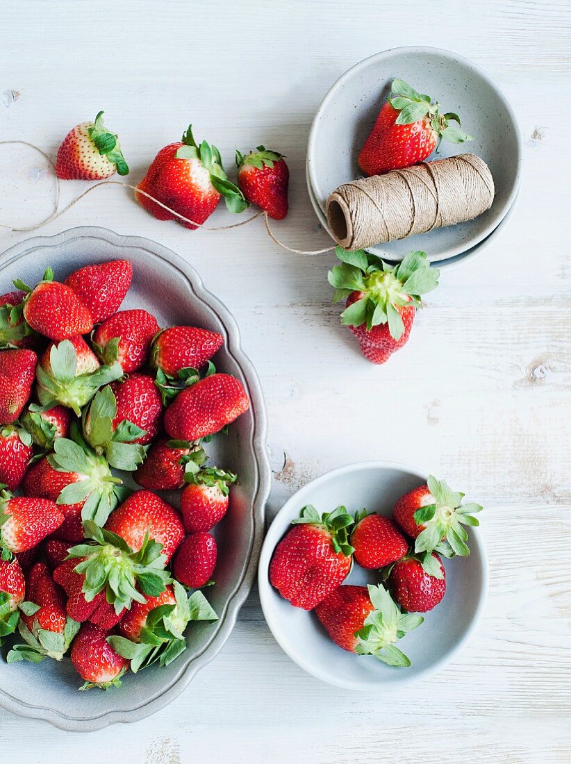 Stillleben mit frischen Bio-Erdbeeren und Küchengarn