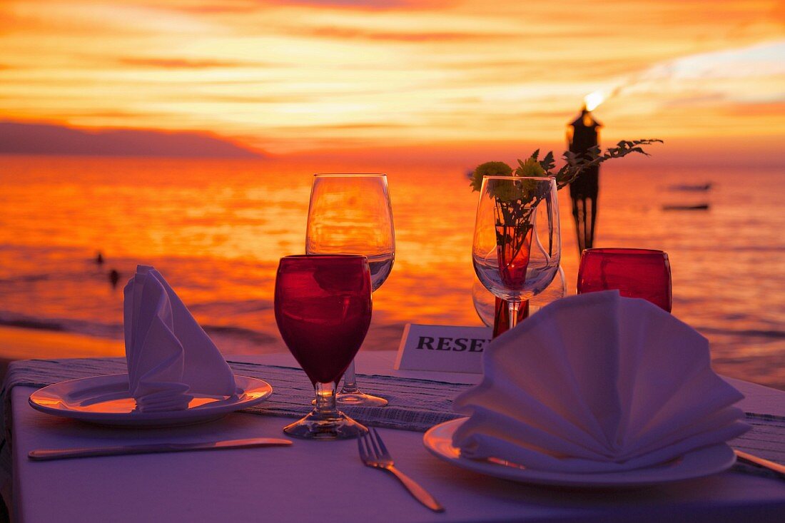 Abendessen am Strand bei Sonnenuntergang in der Innenstadt von Puerto Vallarta, Jalisco, Mexiko