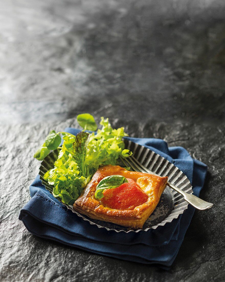 Tartelett mit Tomate, Basilikum und Gruyère