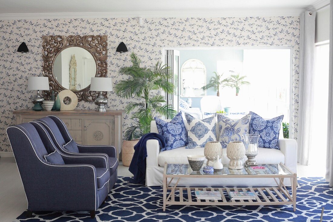 Blau-Weißes Wohnzimmer mit Mustermix auf Tapete, Kissen und Teppich