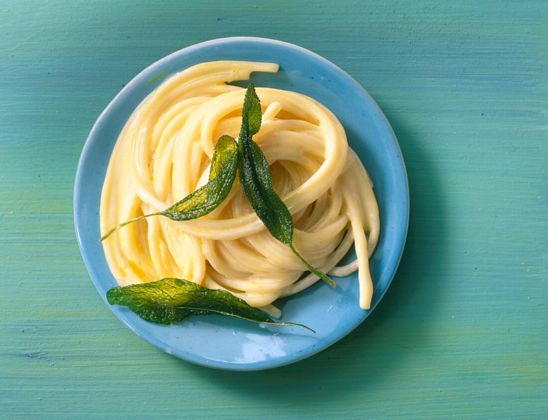 Spaghetti mit frittiertem Salbei auf kleinem Teller