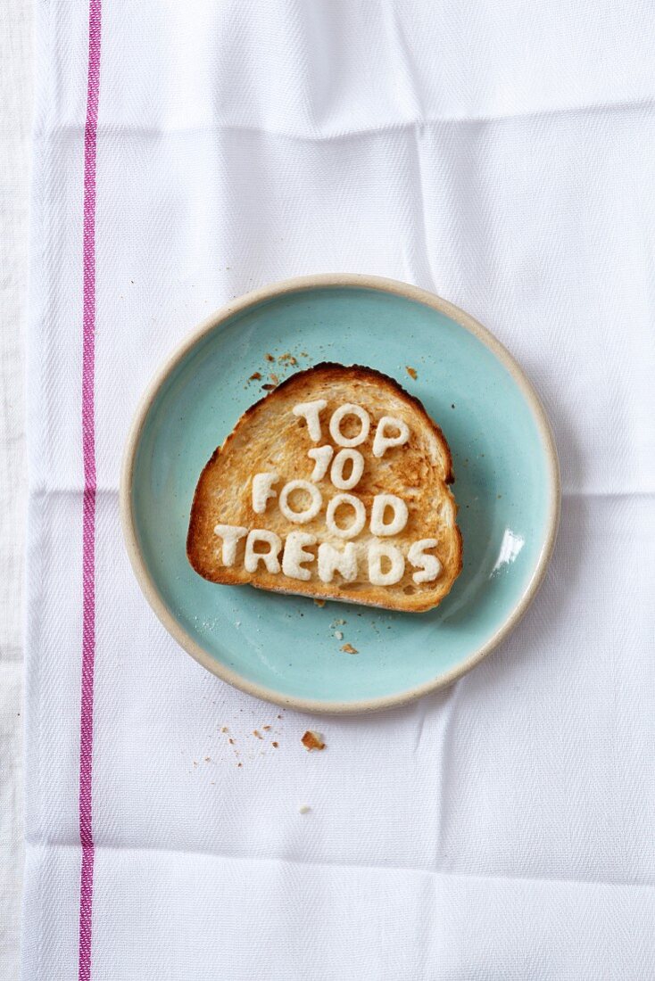 Toastscheibe mit Aufschrift Top 10 Food Trends