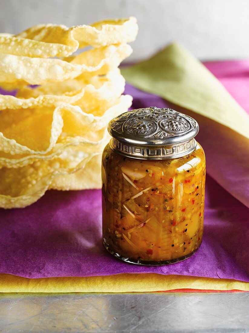 Selbstgemachtes Chutney in Glas mit dekorativem Metalldeckel