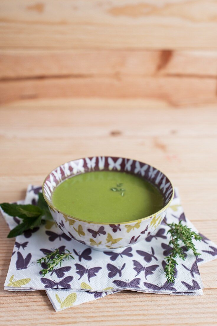 Kalte Erbsensuppe in einer Schale