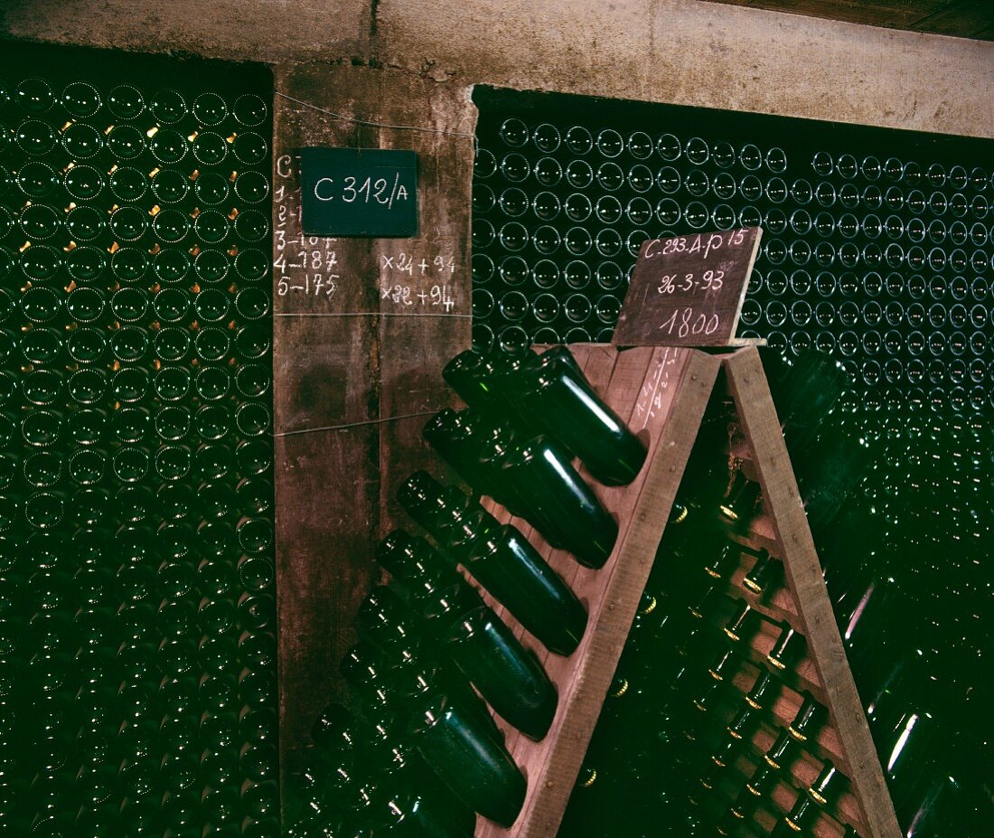 Flaschenlagerung von Blanquette de Limoux im Weinkeller von Jean Babou (Limoux, Aude, Frankreich)