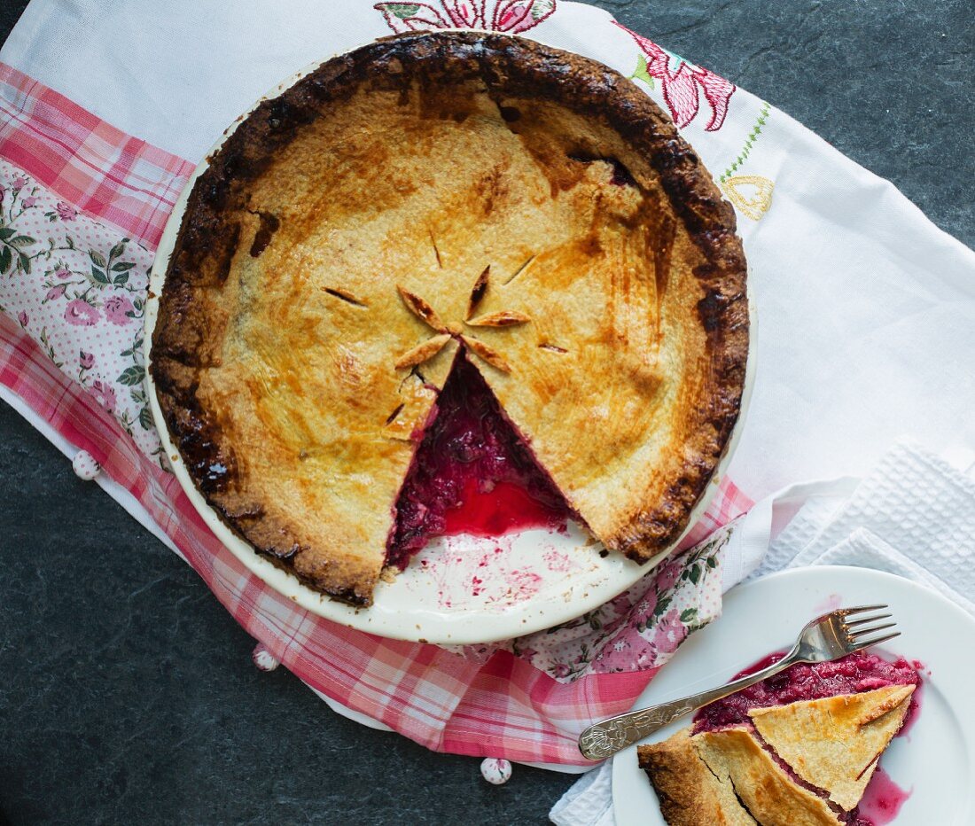 Angeschnittener Pie mit Apfel-Pflaumenfüllung