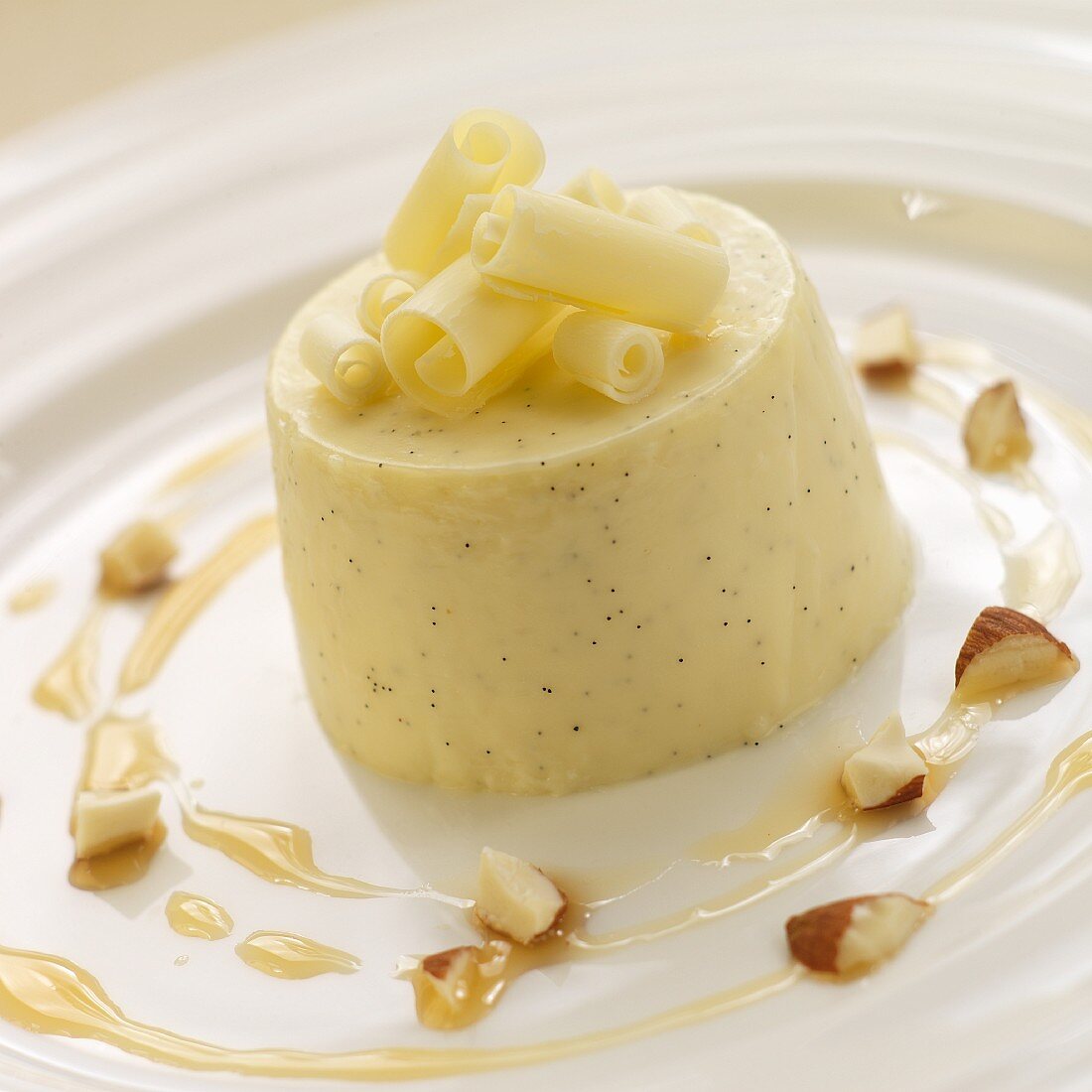 Pannacotta mit weisser Schokolade und gehackten Mandeln