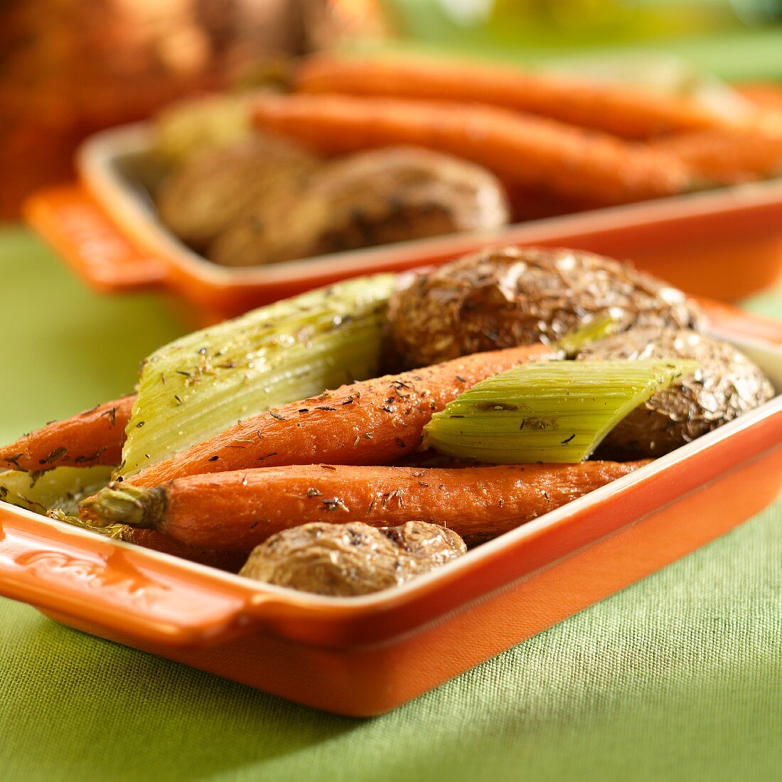Gebratenes Gemüse mit Karotten, Kartoffeln, Sellerie in Olivenöl, Kräutern und Salz