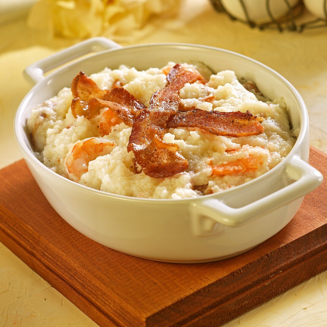 Shrimps and grits with bacon (USA)