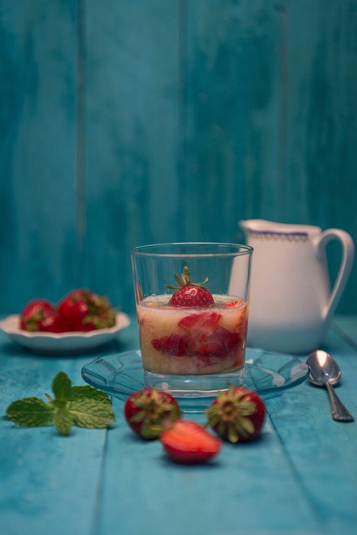 Erdbeer-Rhabarber-Kompott und frische Erdbeeren