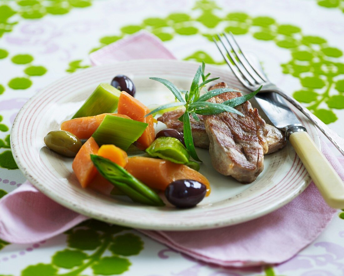 Lamb with carrots, leeks and olives