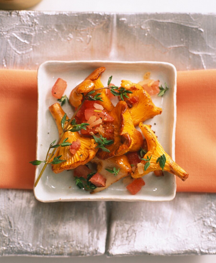 Chanterelle mushrooms with tomatoes, bacon and thyme