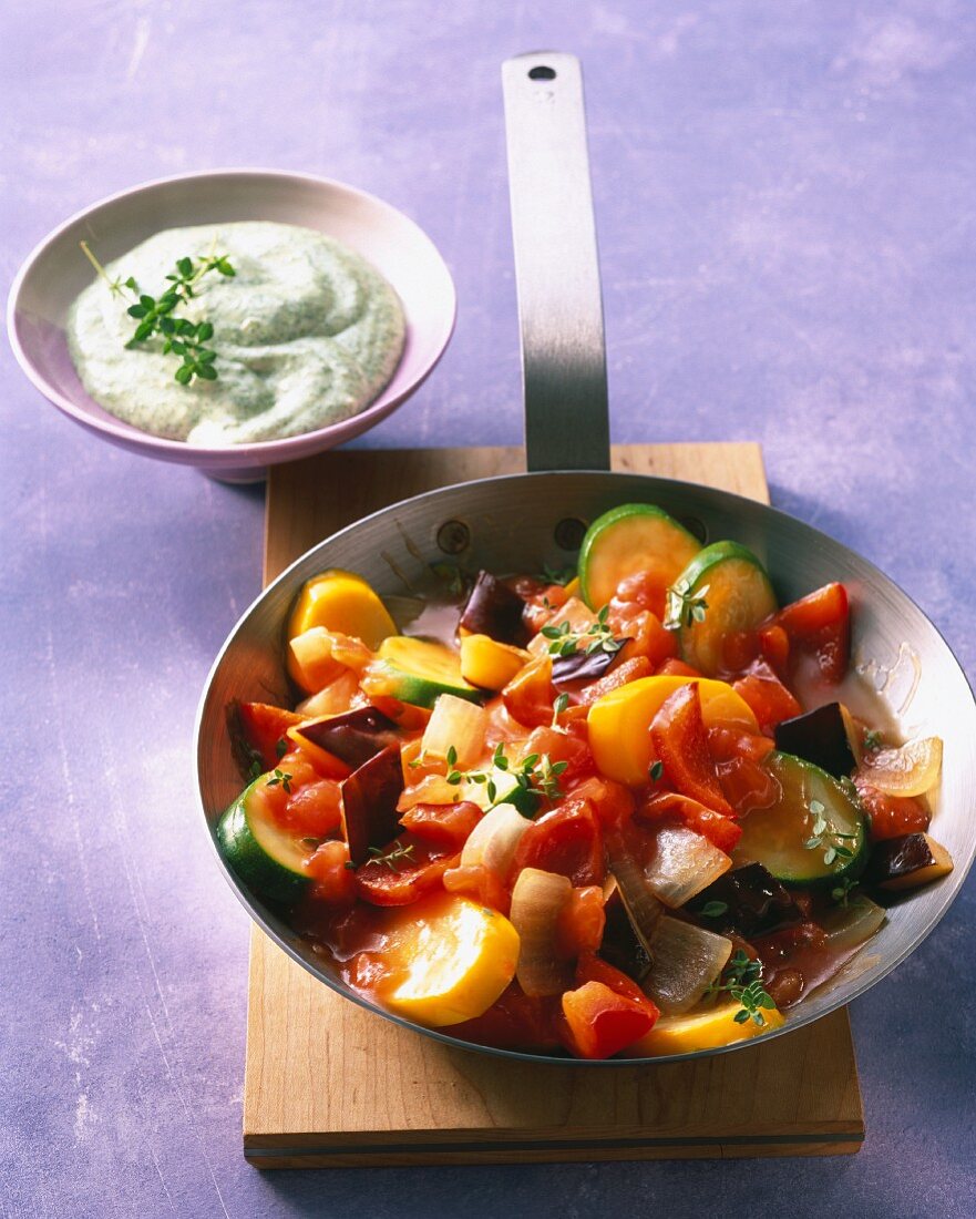 Ratatouille in der Pfanne mit Zitronenthymian-Creme fraiche