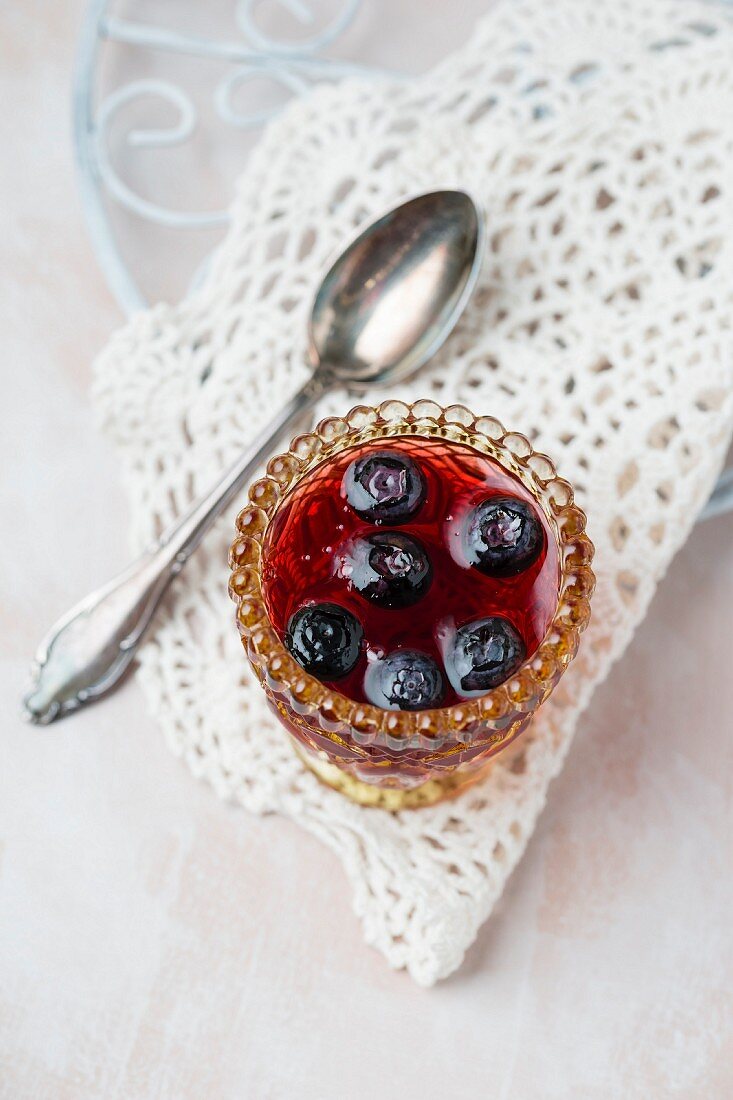 Wackelpudding mit Heidelbeeren