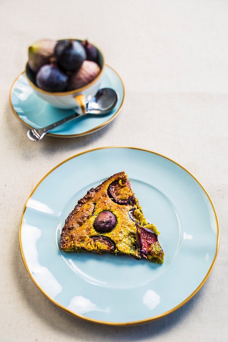 Ein Stück Feigen-Pistazien-Tarte