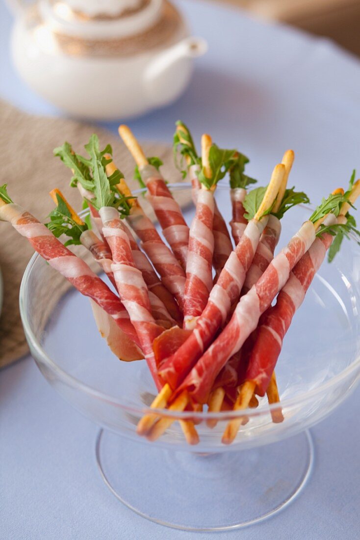 Grissini mit Rucola und Parmaschinken