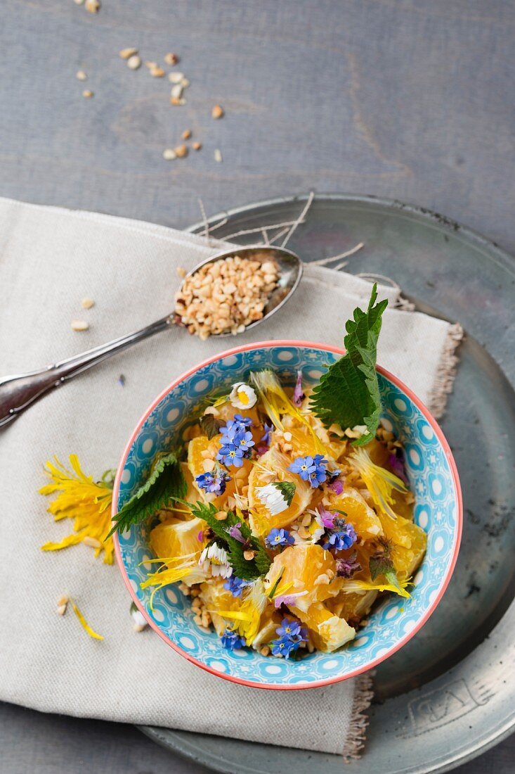 Orangen-Apfel-Salat mit Haselnüssen und Essblüten