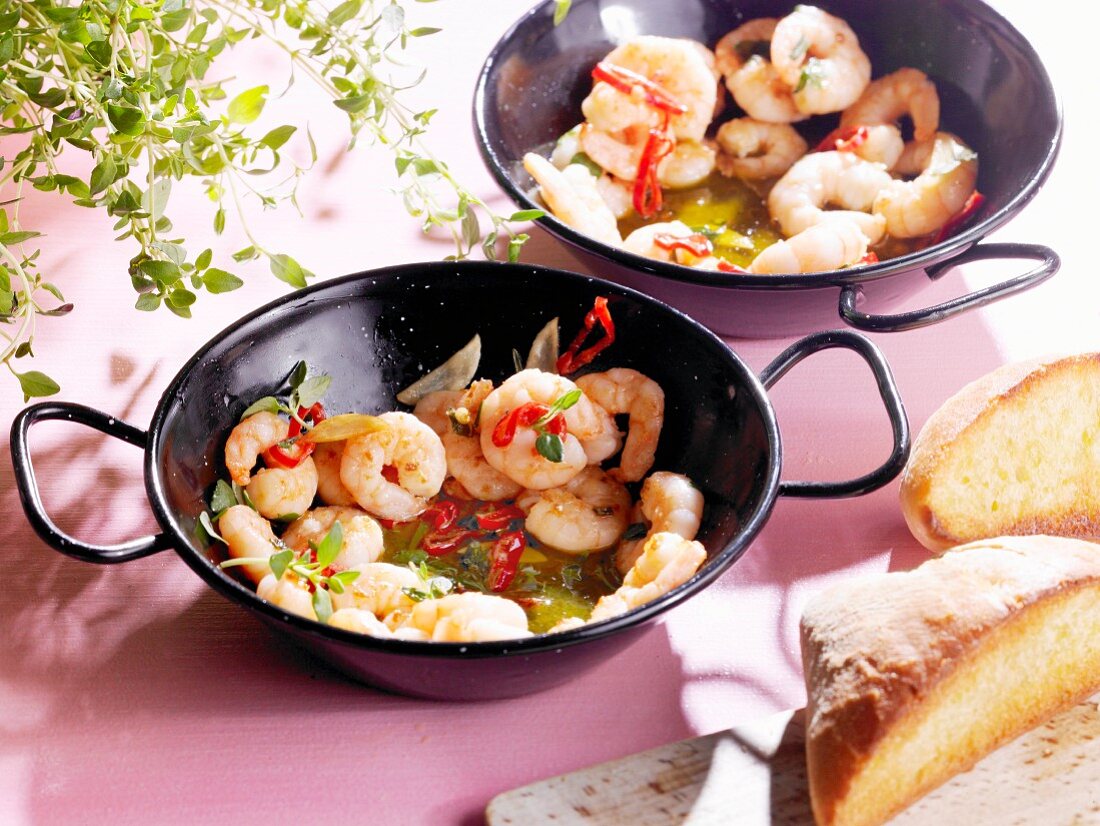 Fried prawns with chilli peppers and organic bread