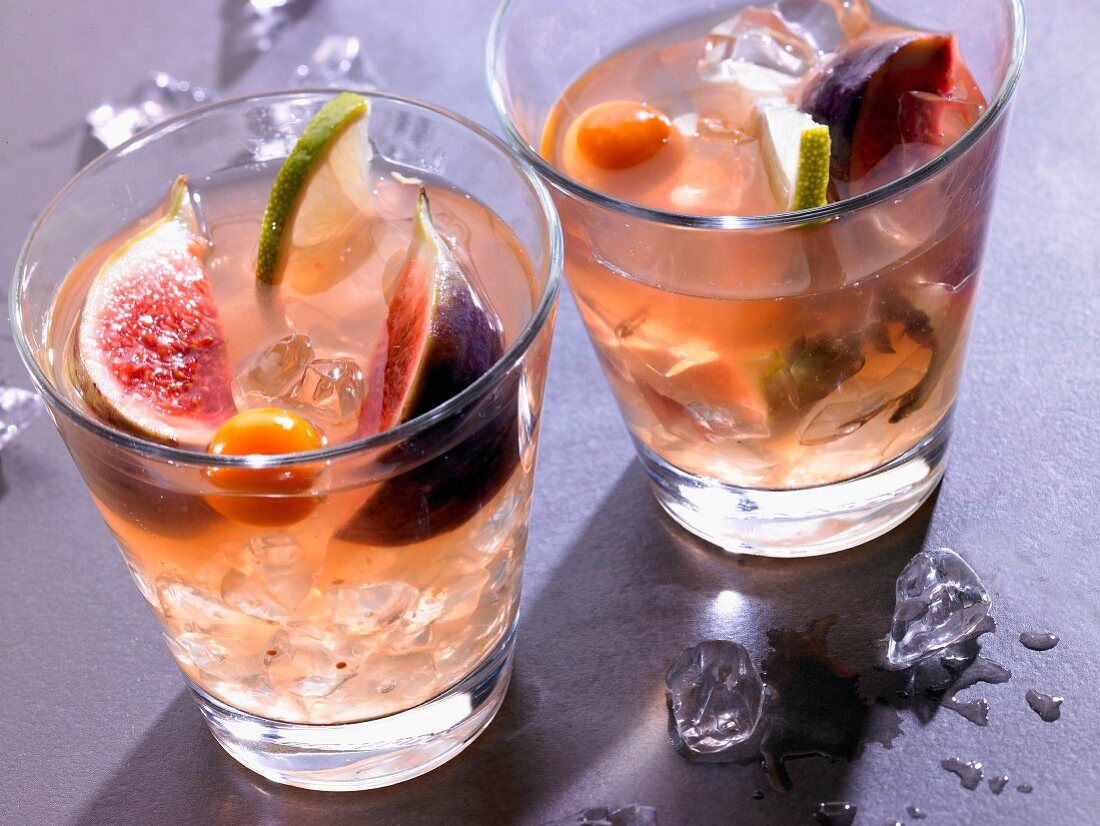 A fruity Christmas cocktail with figs and physalis