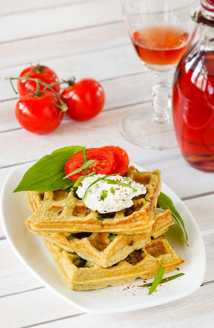 Pikante Bärlauchwaffeln mit Tomaten