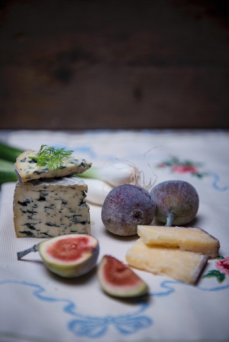 Fourme D Ambert (Blauschimmelkäse, Frankreich) und Weinhartkäse aus Italien mit Feigen und Frühlingszwiebeln