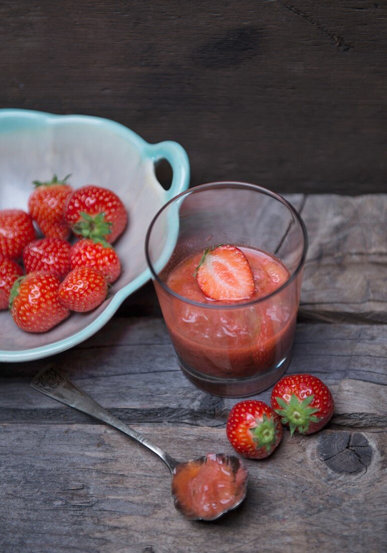 Erdbeeren und Rhabarberkompott