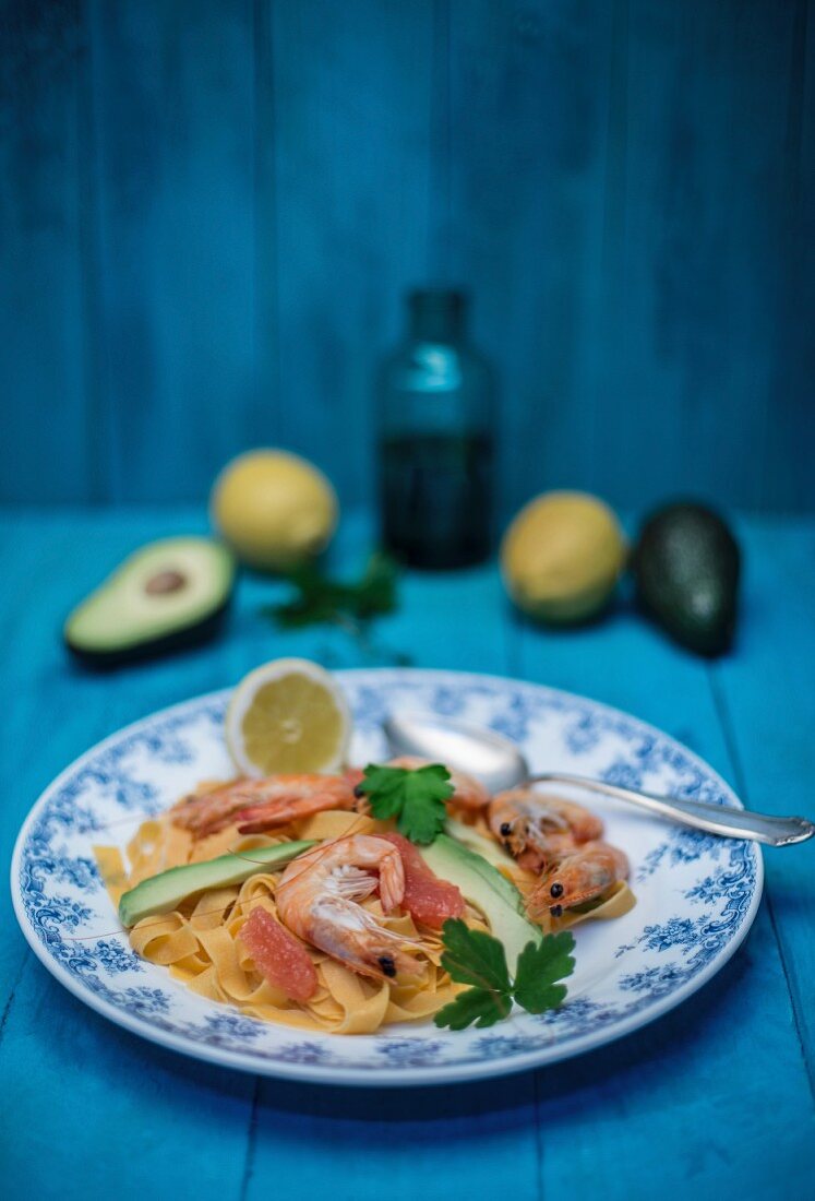 Tagliatelle al Peperoncino mit Garnelen, Avocado, rosa Grapefruit, Zitrone, Fenchel und Petersilie