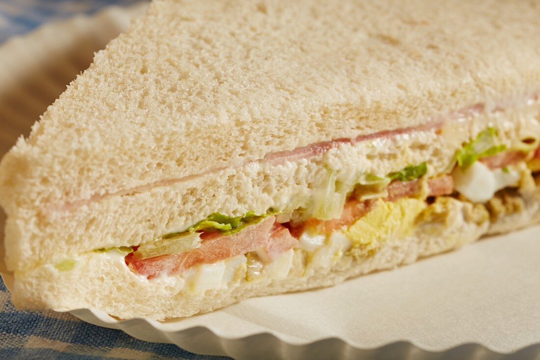 Olympico (Sandwich mit Schinken, Ei, Tomate & Salat, Uruguay)