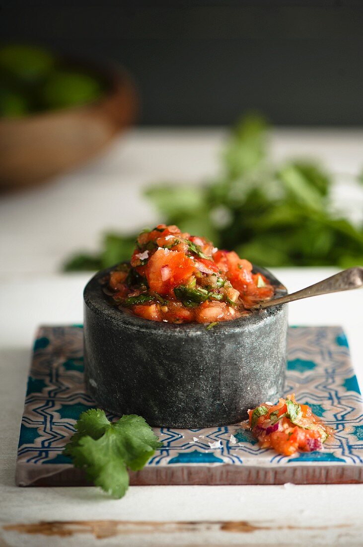 Tomatensalsa mit frischem Koriandergrün