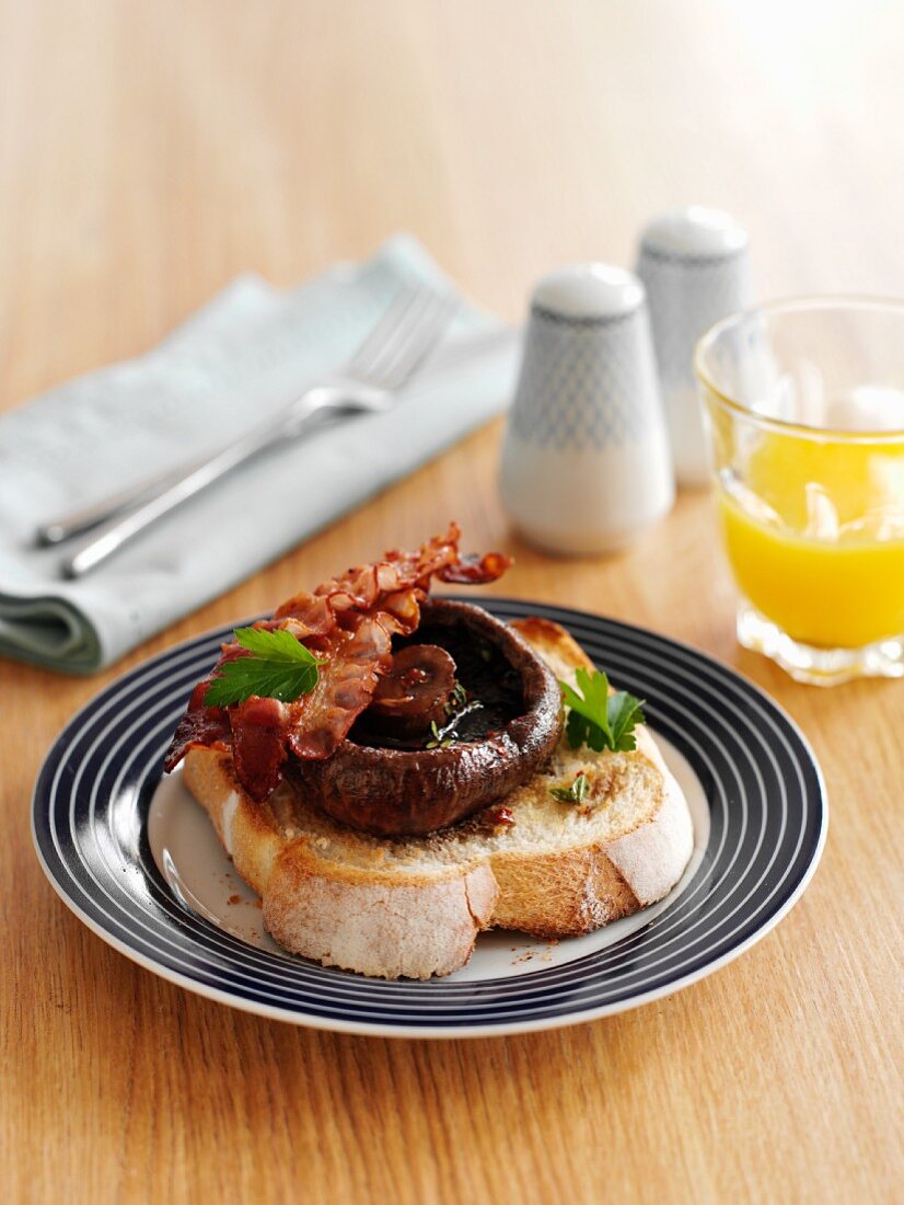 Toast with mushrooms, herbs and bacon
