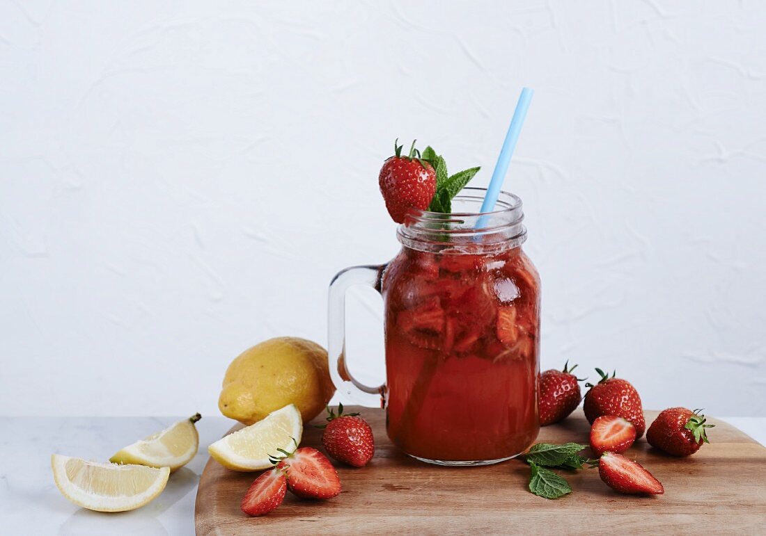 Vodka lemonade with strawberries