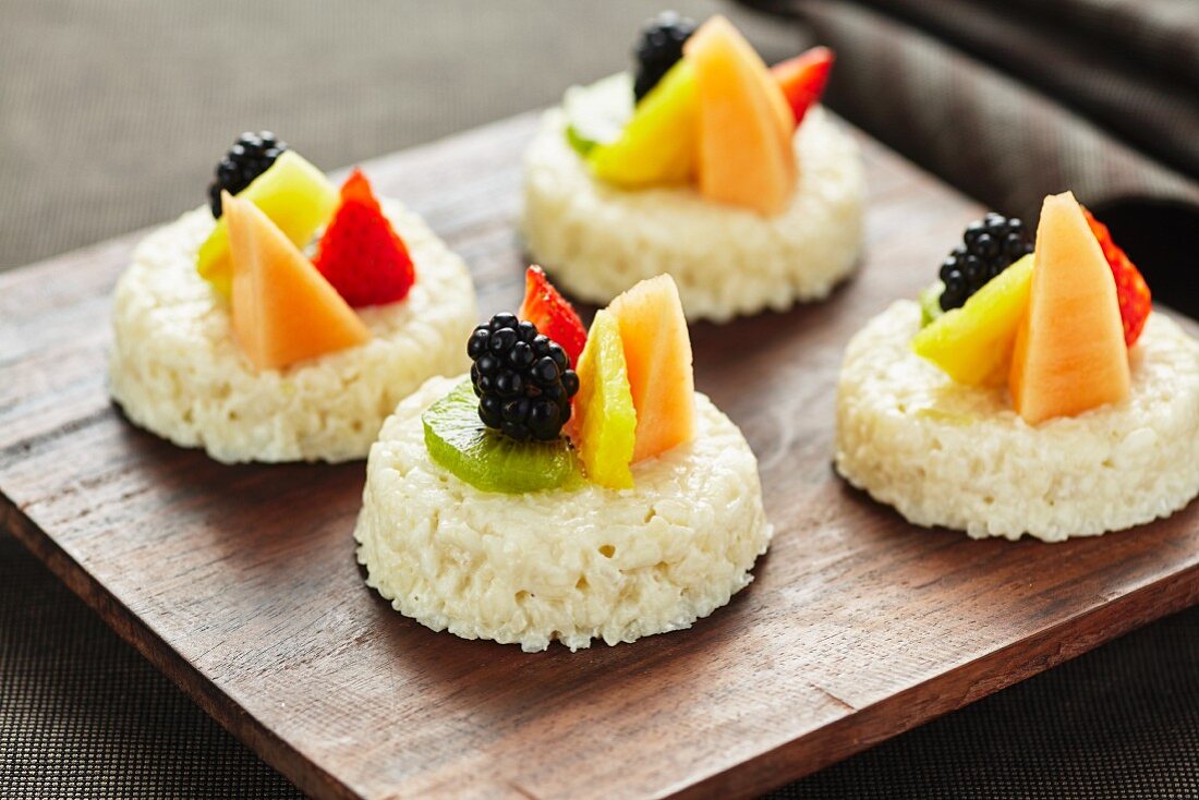 Rice pudding tartlets with fruit