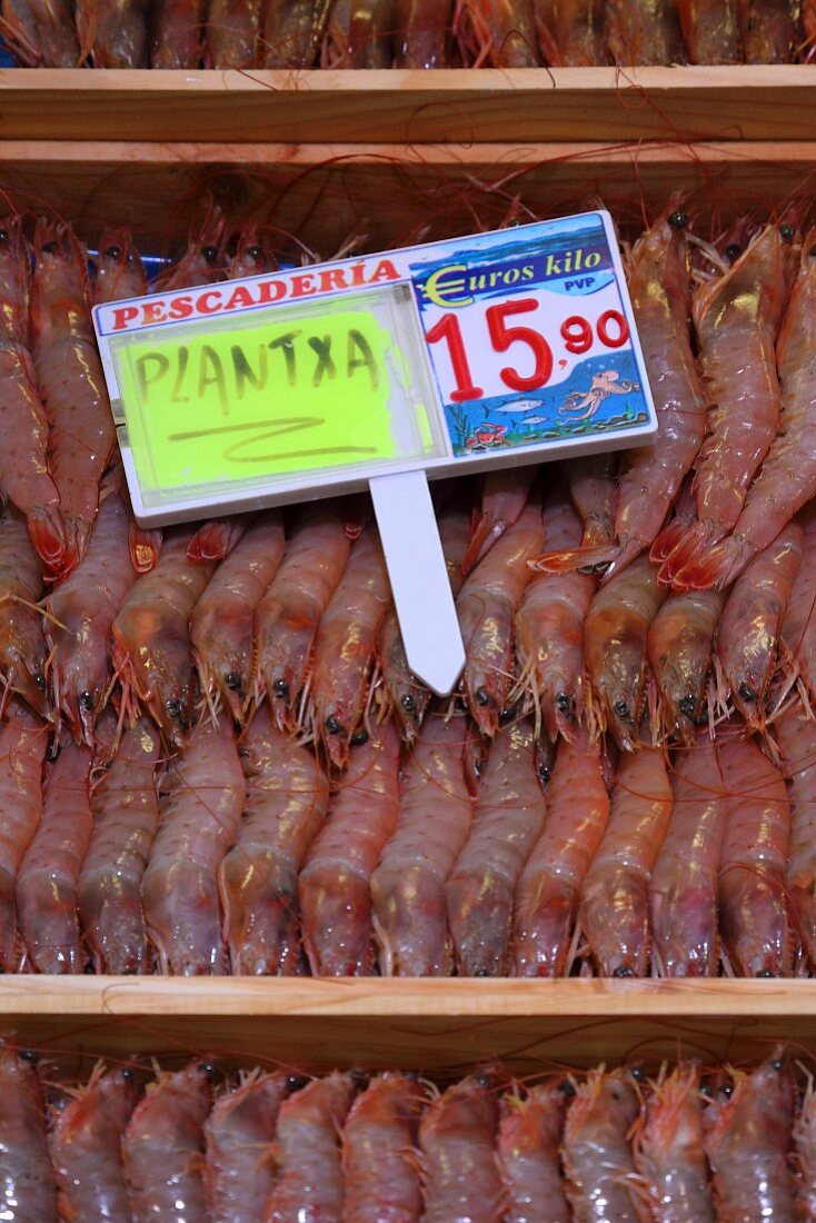 Garnelen auf dem Fischmarkt in Bilbao, Baskenland, Spanien