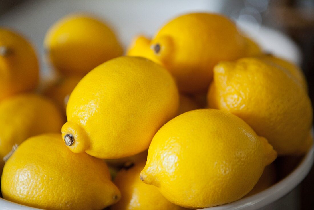 Zitronen in einer Schüssel