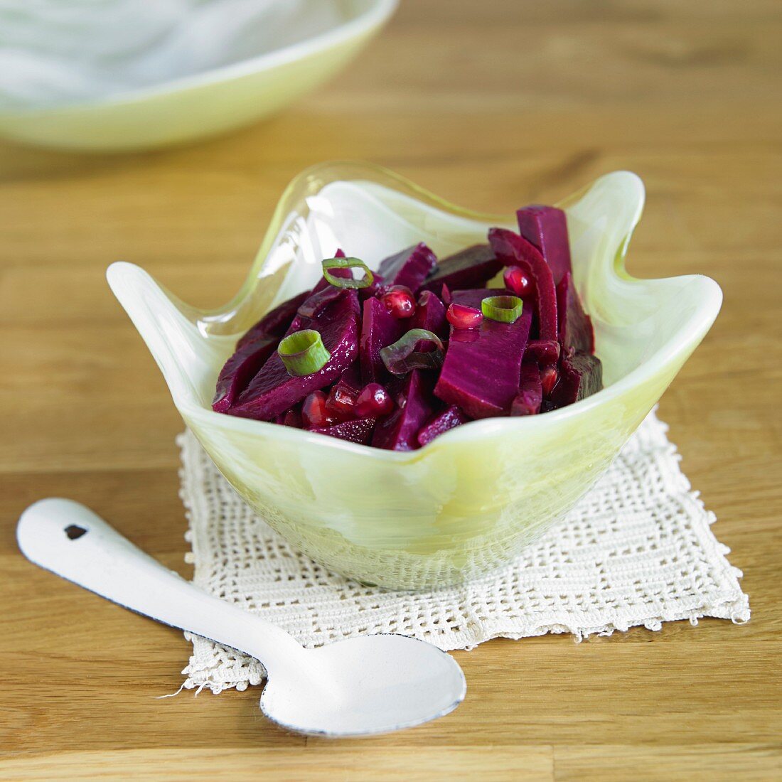 Rote-Bete-Salat mit Granatapfelkernen und Frühlingszwiebeln
