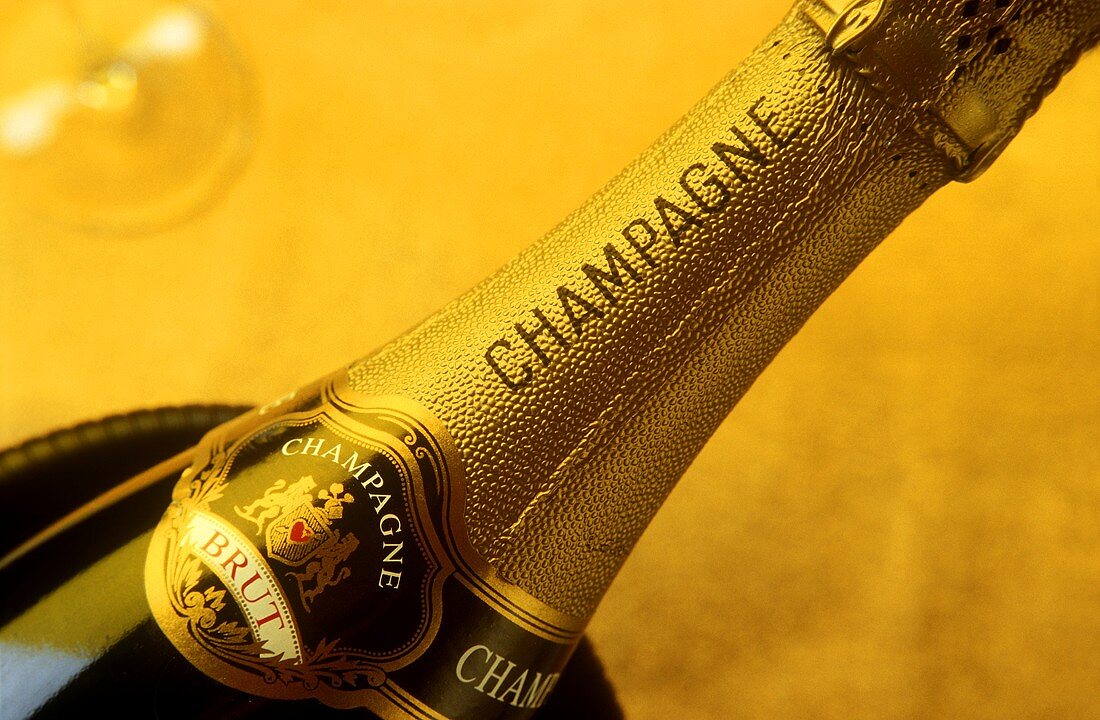 Hals einer edlen Schaumweinflasche aus der Champagne