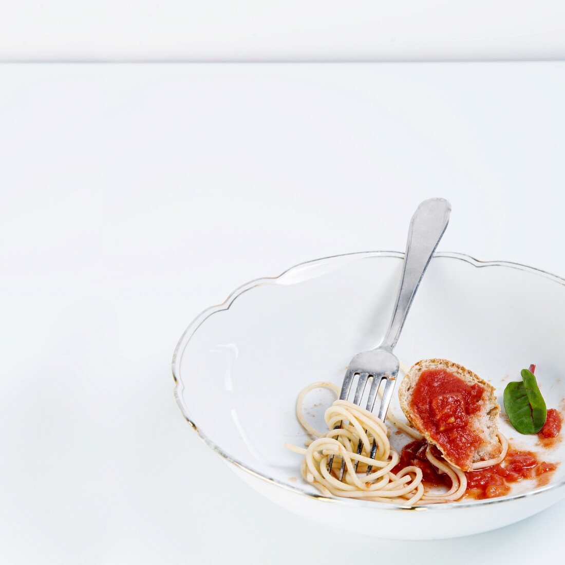 Spaghetti with tomato ragout and baguette