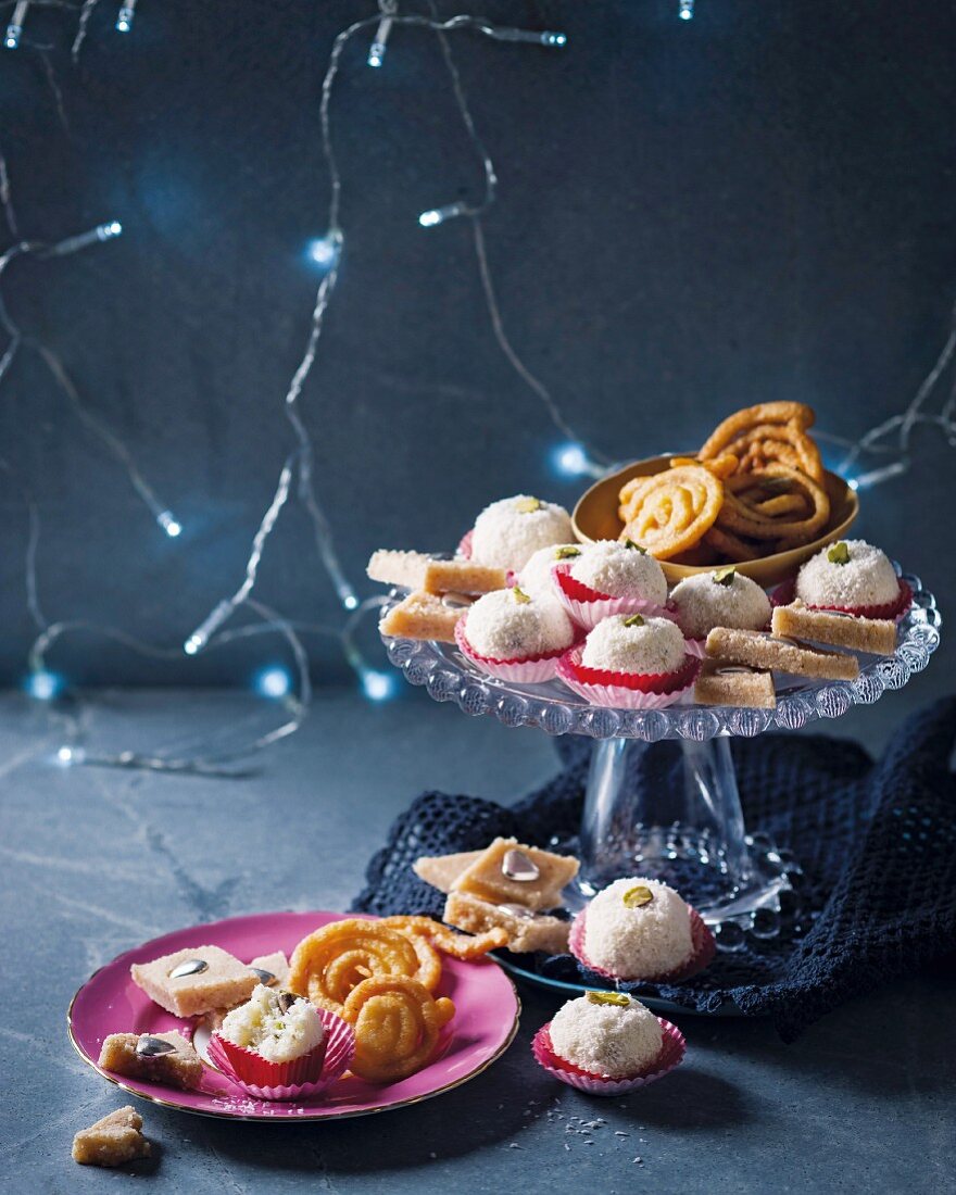 Coconut Ladoo, Jalebi and Burfi (Süssspeisen, Indien)