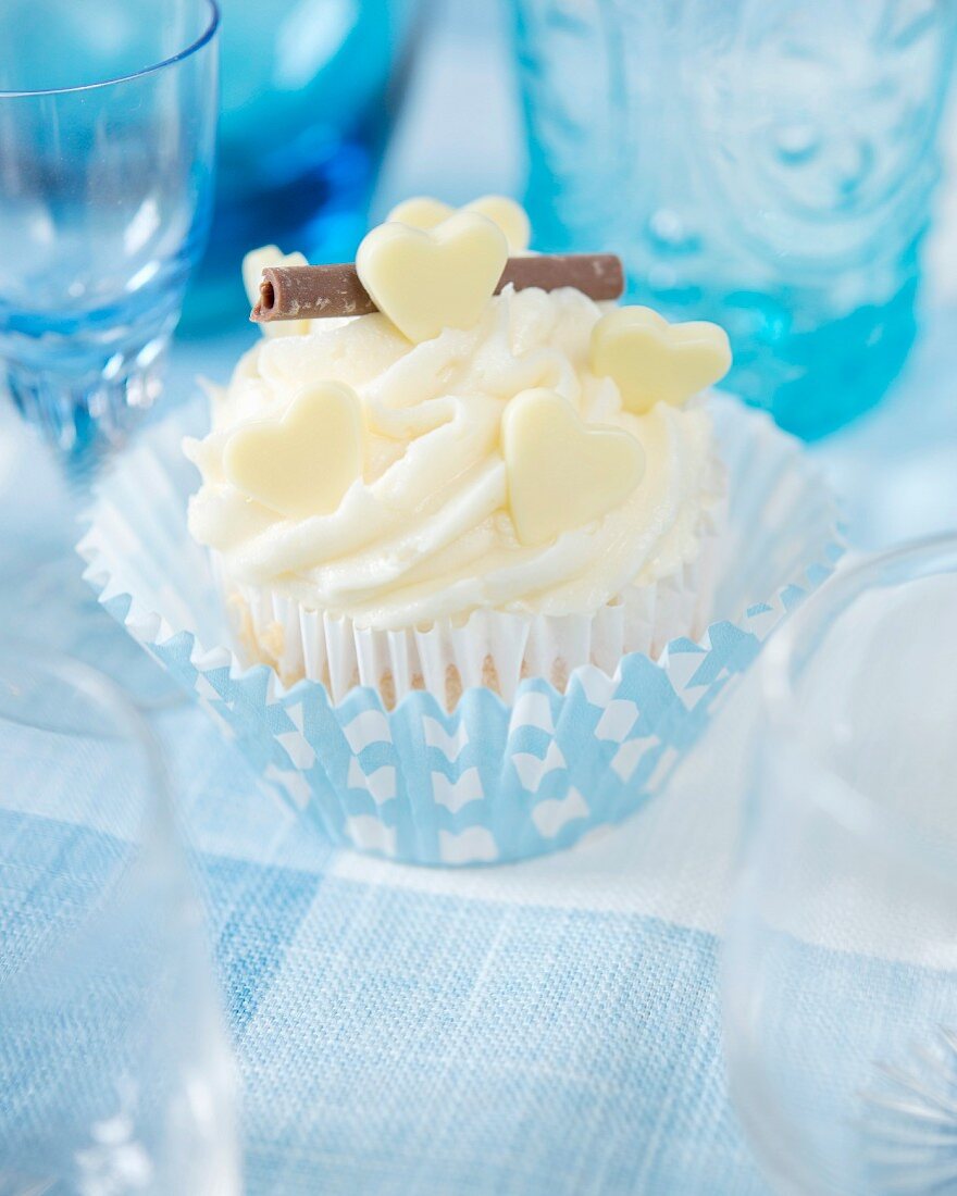 Weisser Cupcake mit weissen Schokoherzen