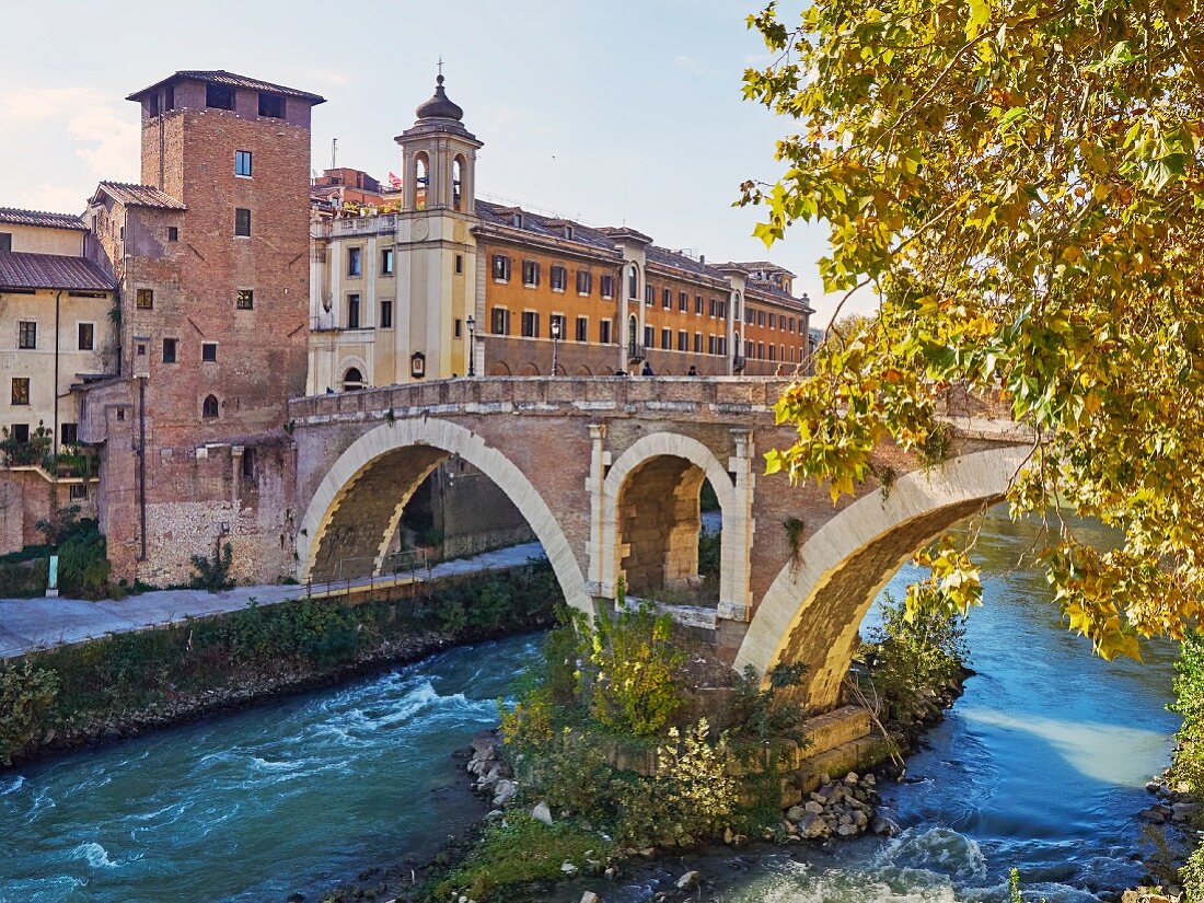 Die Fabricius-Brücke über den Tiber zur Tiberinsel, Rom