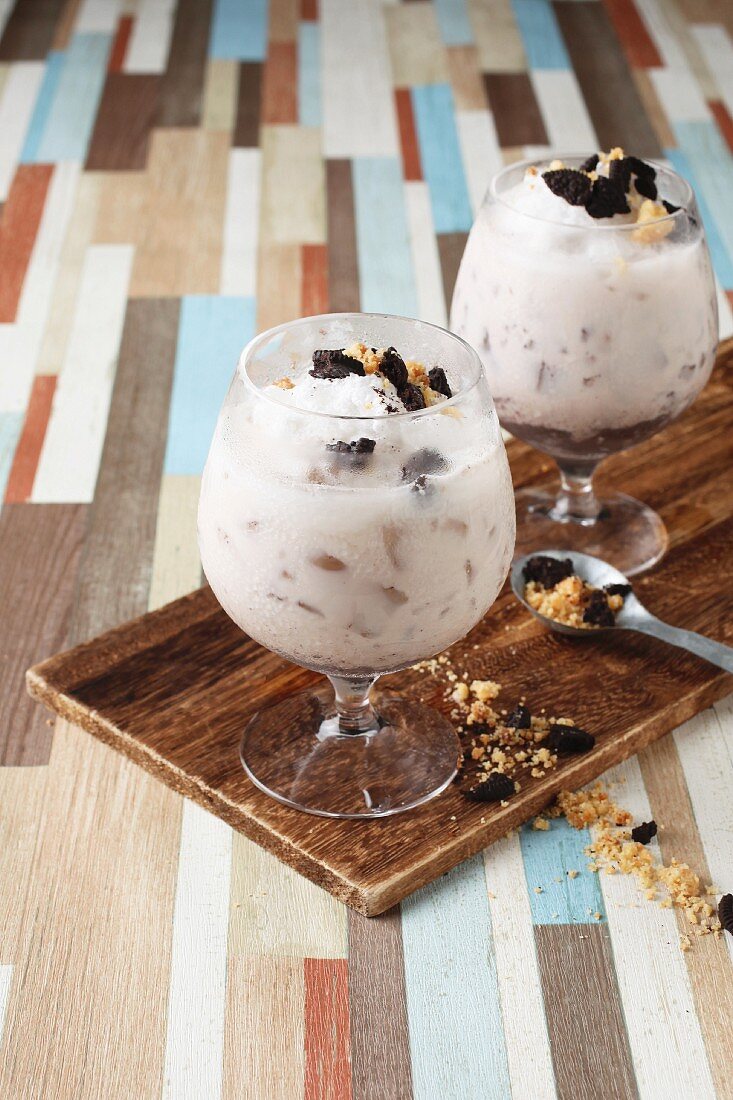Yoghurt smoothie with cookies and marshmallows
