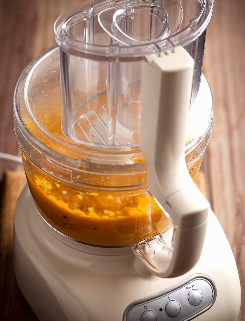 Kürbissuppe zubereiten: Kürbis im Mixer pürieren