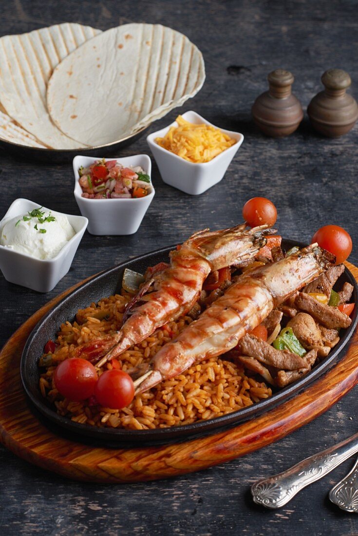 Fajita mit Fleisch und Garnelen, Mexiko