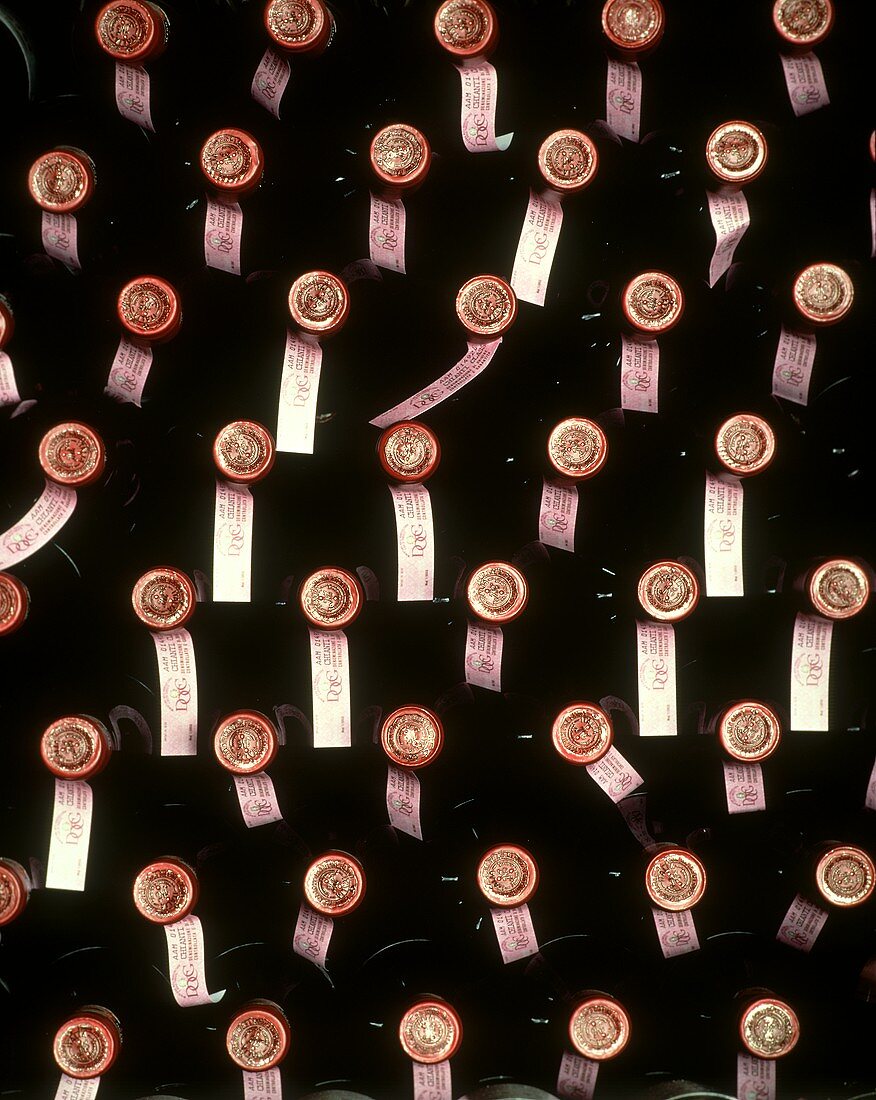Viele Rotweinflaschen mit dem 'Chianti Classico'-Gütezeichen