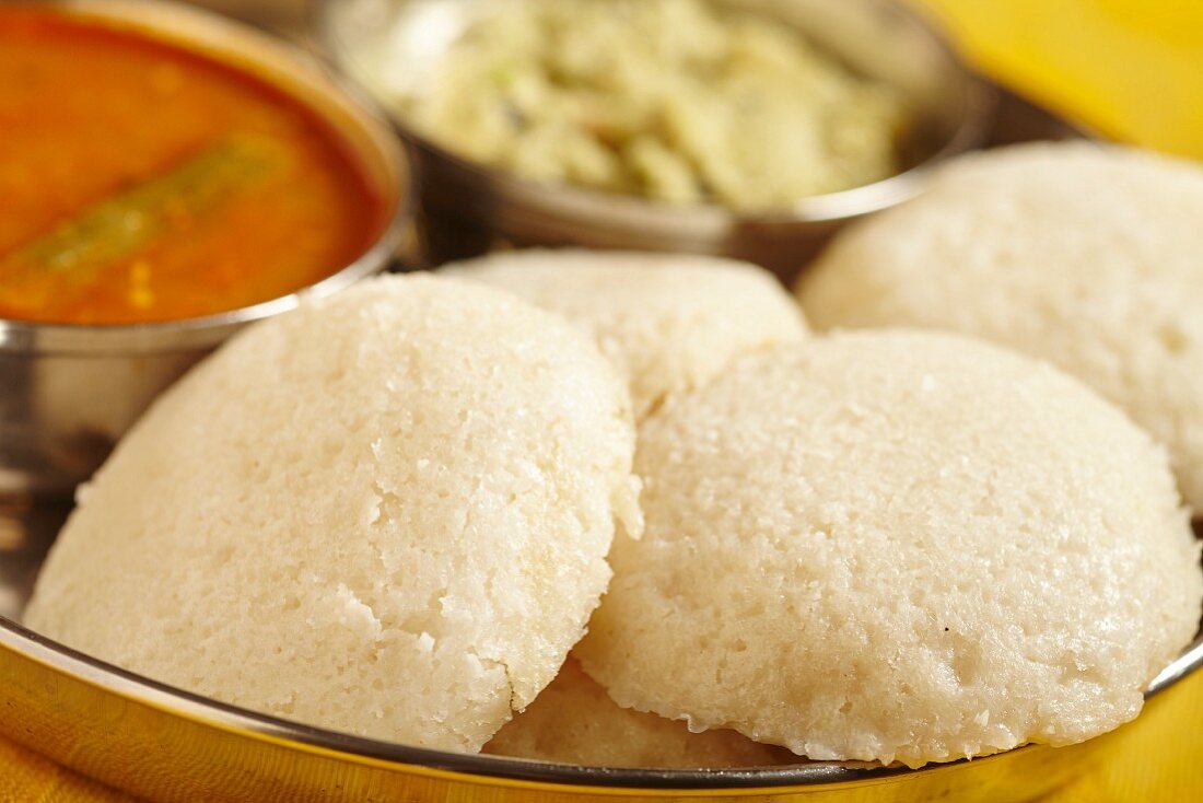 Idli (Reiskuchen mit Sambar-Suppe und Kokosnusschutney, Südindien)
